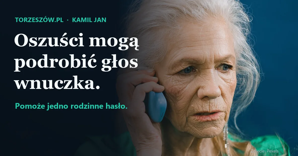 Starsza kobieta z telefonem przy uchu i napis: Oszuści mogą podrobić głos wnuczka. Pomoże jedno rodzinne hasło.